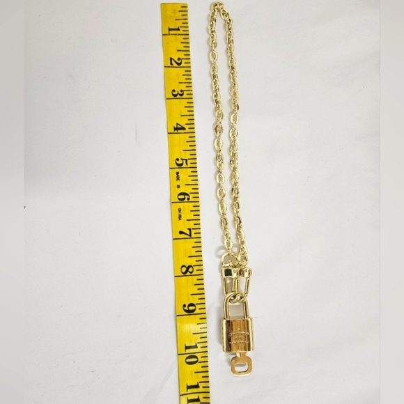 Louis Vuitton 300 Series Padlock and Key Necklace on Pochette Chain in Gold 321 - Picture 5 of 9